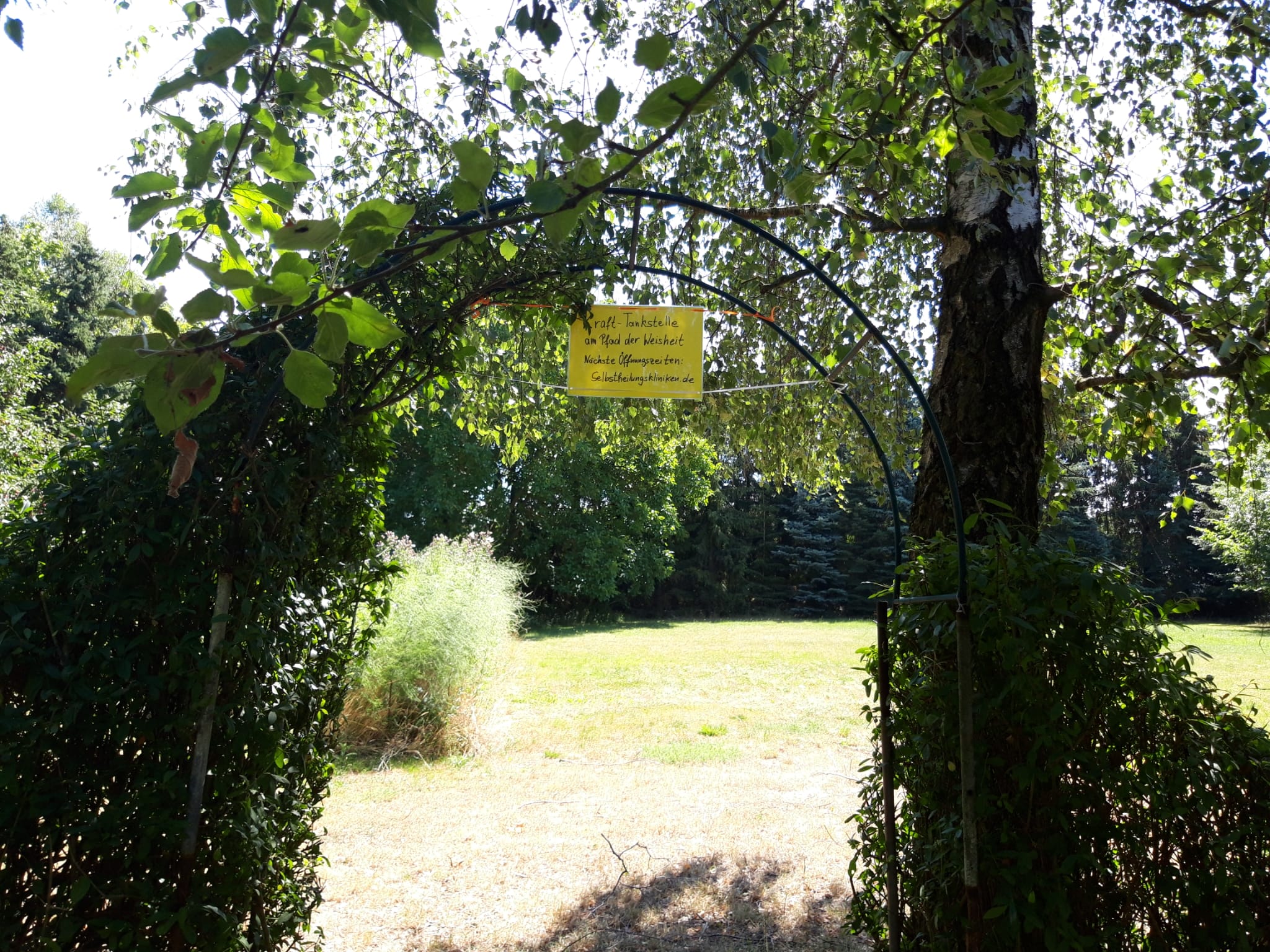 Erfolgt gemeinsam mit der Heldenschule von Gisela und Herbert Schütt in 17337 Güterberg in Uckerland Das, was ich dort erlebt habe, hat es möglich gemacht, dass Güterberg als Zukunftssiedlung 2025 gewählt werden konnte. Dadurch können dort bis zum 3. Advent 2026 die Kandidaten für den kostenfreien Grundeinkommen-Test der Andreas-und-Gudrun-Müller-Stiftung nominiert werden. Vom 9.10. bis 11.10.2026 kannst du bei der nächsten Schulung in der Kraft-Tankstelle am Pfad der Weisheit dabei sein. Genaue Informationen erhältst du auf Nachfrage.